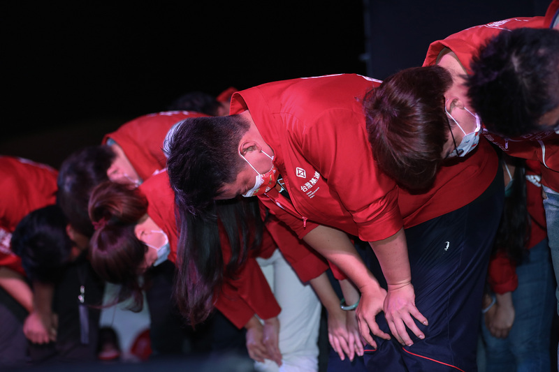 被罷免四年內可選不同選區將在法規中明確定義。圖為台灣基進立委陳柏惟(右3)罷免過關時感謝民眾支持。 (圖：中央社)
