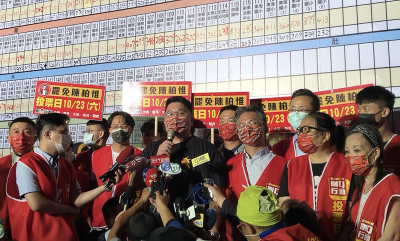 台灣基進立委陳柏惟罷免案領銜人楊文元(中黑衣者)23日在開票結束後進入開票區受訪表示，23日是光榮的一刻、贏回民主的一刻。(圖：中央社)