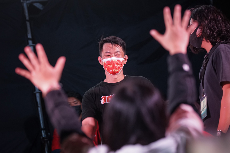 台灣基進立委陳柏惟（後中）罷免案過關，陳柏惟23日晚間出面感謝支持者相挺、互相合影留念，現場民眾仍不斷為他加油打氣。(圖：中央社)