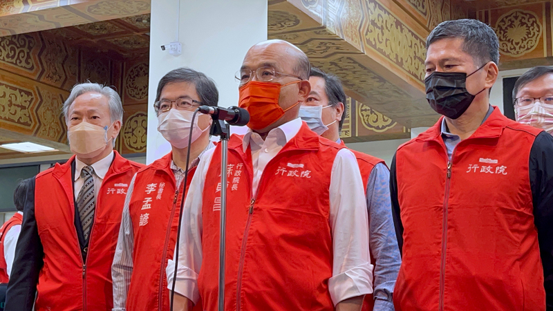台灣基進立委陳柏惟罷免案通過，外界認為恐衝擊公投。行政院長蘇貞昌（前右2）24日視察中正紀念堂疫苗接種站時受訪表示，公投是對「事」的投票，盼就事論事，不要政治操作。 (圖：中央社)