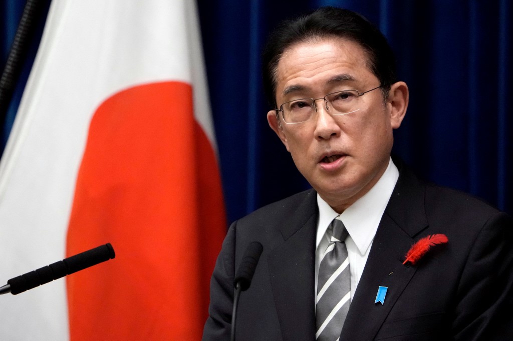 日本首相岸田文雄(Fumio Kishida)11日表示，日本為了防範Omicron疫情擴散，所實施的嚴格入境管制措施，將繼續維持到2月底。 (資料照片／AFP)