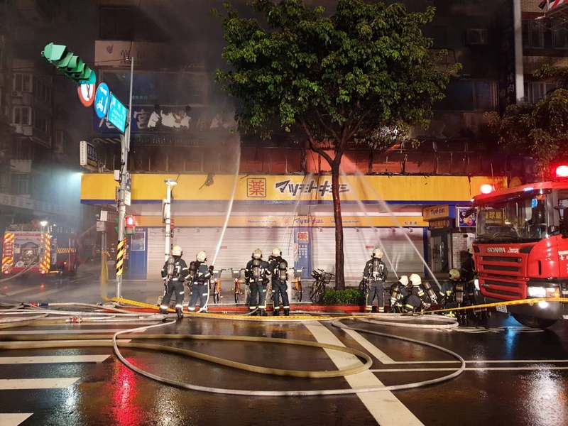 台北市松江路一棟7層大樓24日深夜晚間發生火警，其中2樓的唐宮蒙古烤肉涮羊肉餐廳起火，所幸及時撲滅，共計疏散17人、無人傷亡。圖為火警現場。（台北市消防局提供/中央社）
