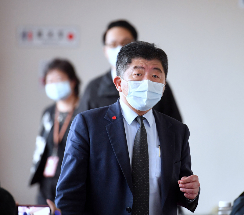 衛福部長陳時中（前）表示，會考慮量能，逐步開放移工入境。 (圖：中央社/資料照片)