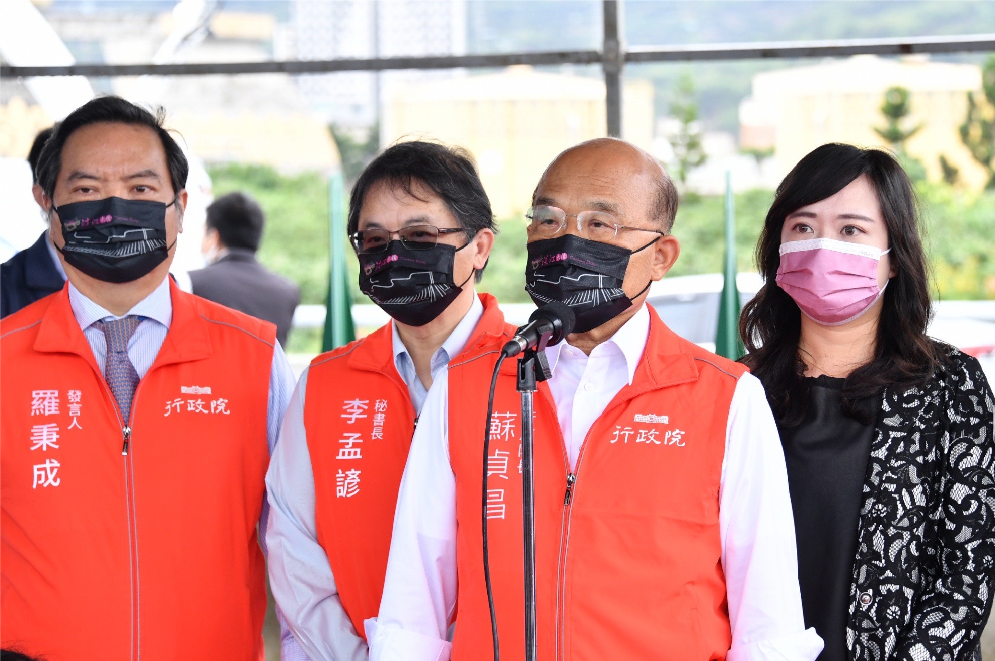 行政院長蘇貞昌25日表示，國民黨把符合國際標準的萊豬說成「毒豬肉」，還說要親美，顯得矛盾。(行政院提供)