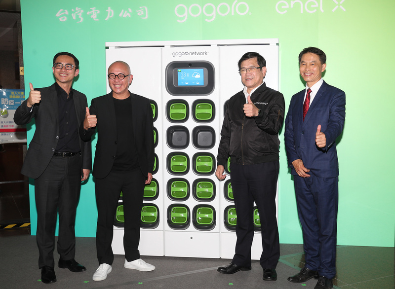 台電26日舉辦「台電 X Gogoro電池交換站V2G技術成果發表會」，由台電董事長楊偉甫（右2）、Gogoro創辦人陸學森（左2）、Gogoro network總經理潘璟倫（左）、Enel X Taiwan總經理陳威廷（右）等人，共同見證世界首座具V2G電能回輸電網功能的電動機車電池交換站成果發表。中央社記者吳家昇攝  110年10月26日 (圖：中央社)