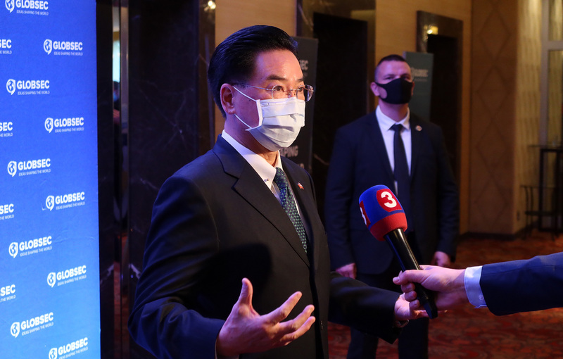 外交部長吳釗燮26日在斯洛伐克首都布拉第斯拉瓦接受當地媒體採訪。 (圖：中央社)