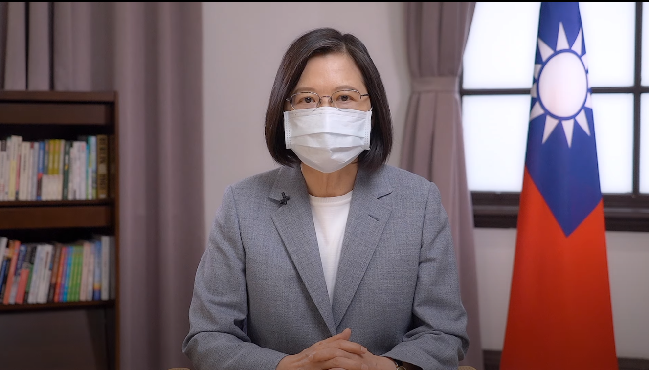 蔡英文總統以錄影方式為「110年僑務委員會議」開幕典禮致詞，希望全球各地僑胞及台商能共同支持台灣進一步接軌國際。(總統府提供)