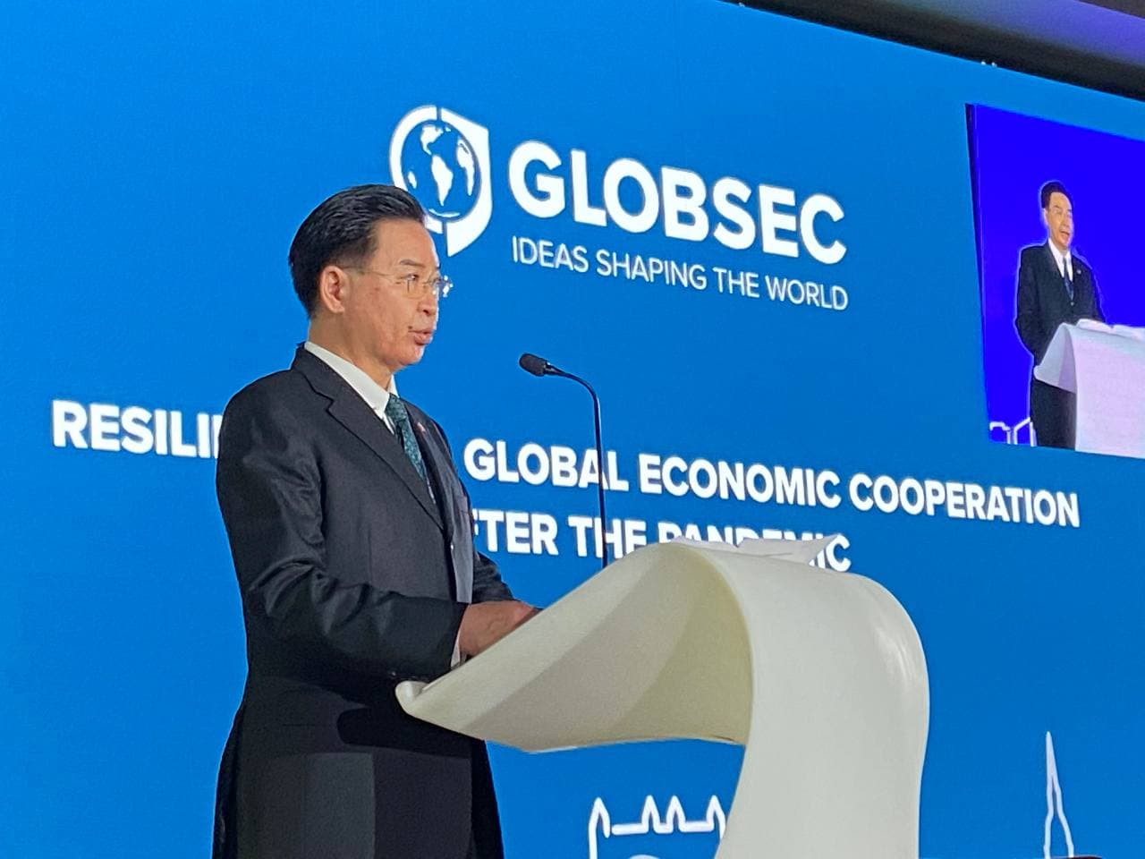外交部長吳釗燮應斯洛伐克智庫「全球安全論壇」(GLOBSEC)邀請，26日在其舉辦的台灣論壇(Taiwan Forum)上發表專題演說。(外交部提供)
