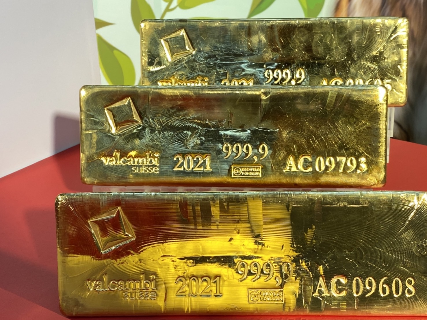 看好國際金價重回2千美元，國內黃金現貨交易，近期買比賣多。圖為台灣銀行的黃金條塊。(圖／陳林幸虹 攝)