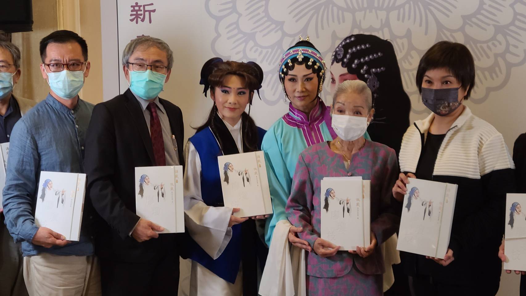 文資局舉辦《講戲與作戲－廖瓊枝經典折子戲 劇本與表演詮釋》新書發表會，出席貴賓包括唐美雲(右起)廖瓊枝與兩位得意門生張孟張孟逸(右三)、王台玲(左三)，以及文資局長陳濟民、與北藝大教授徐亞湘。(江昭倫 攝)