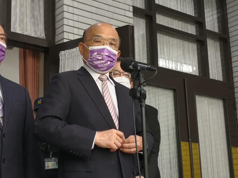 行政院長蘇貞昌26日表示，台灣能夠有今天的自由民主，是多少前輩在前頭犧牲、奉獻，多少後進腳步堅定跟在後面。(劉玉秋 攝)