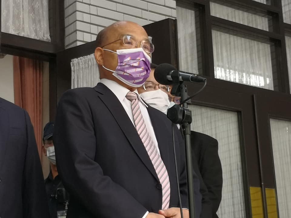 行政院長蘇貞昌26日表示，這四大公投案關係台灣的能源轉型、國際參與等，民進黨上至總統下至整個團隊都會向人民報告。(劉玉秋 攝)
