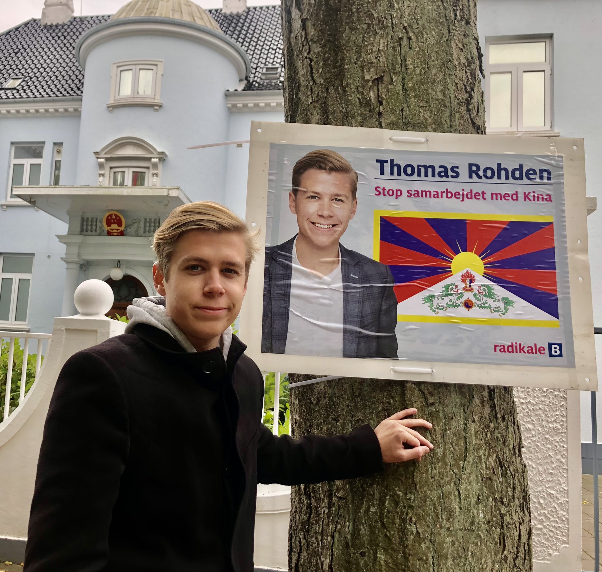 丹麥地方選舉候選人羅登稍早在位首都哥本哈根郊區的中國大使館外，張貼了10張他的競選海報，這些海報並附有雪山獅子旗圖示。(圖：羅登推特)