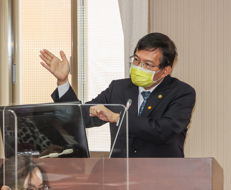 交通部長王國材27日上午赴立法院交通委員會，報告「111年度施政計畫及預算編列」，並備質詢。 (圖：中央社)