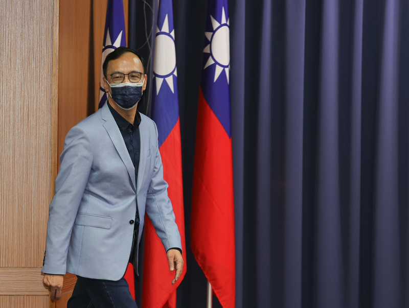 國民黨1日中常會上，有中常委公開表示部分黨籍地方首長「不配合」，黨主席朱立倫則緩頰指出，不要中了民進黨分化的計。(圖：中央社)