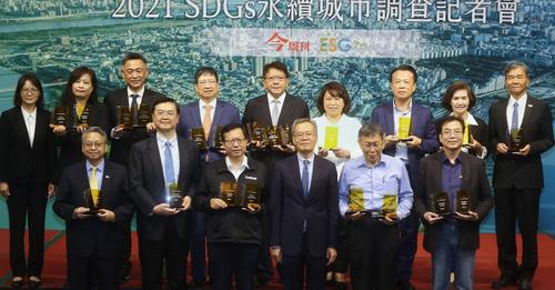 《今周刊》27日舉辦「2021永續城市大調查記者會」，六都中由新北市及台北市同時拿下特優；「最佳防疫表現獎」六都則由高雄市以87.7%的滿意度獲獎。(圖：今周刊臉書)