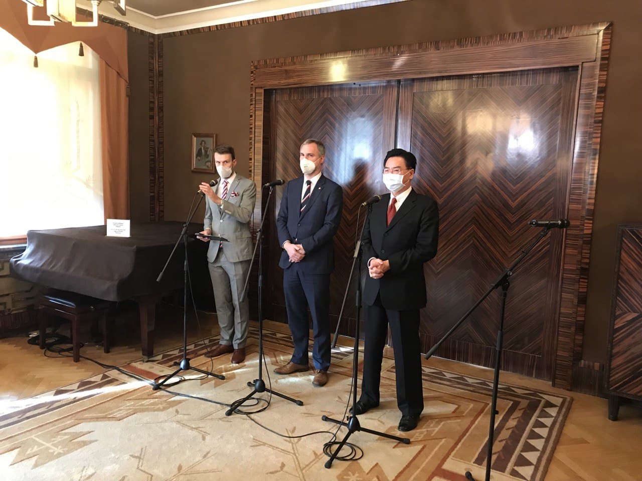 外交部長吳釗燮27日拜會布拉格市長賀瑞普。 (圖:外交部)