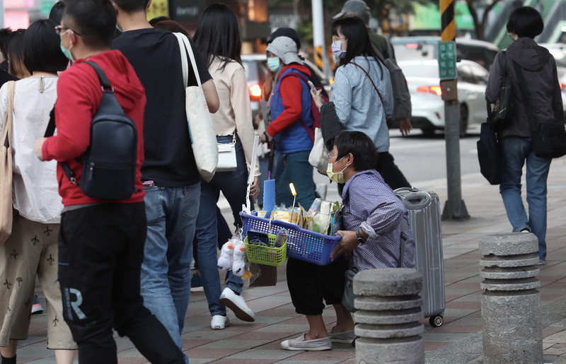 主計總處日前公布今年人均GDP將達3萬2,787美元，更指出國幣貨幣基金(IMF)最新報告預測台灣2025年人均GDP將達4萬2802美元，將超越南韓。 (圖：中央社)