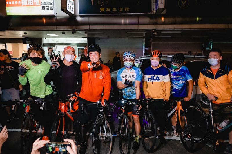 被罷免的台灣基進立委陳柏惟（右5）29日中午從立法院出發，一路騎單車回台中，30日凌晨約1時抵達沙鹿服務處，現場聚集支持者歡迎陳柏惟。(陳柏惟服務處提供)(圖：中央社)
