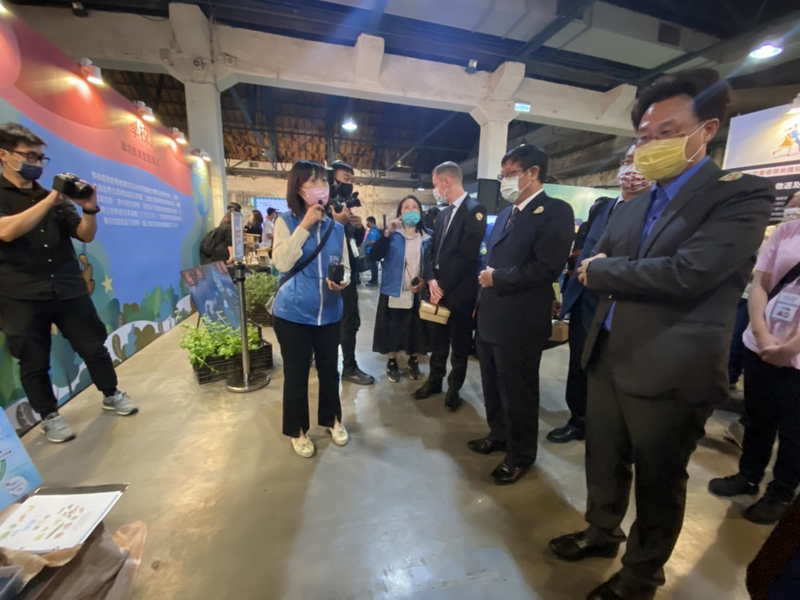 環境教育法施行10週年，環保署在華山舉辦10週年特展，環保署長張子敬（前右2）30日到場參觀。(圖：中央社)