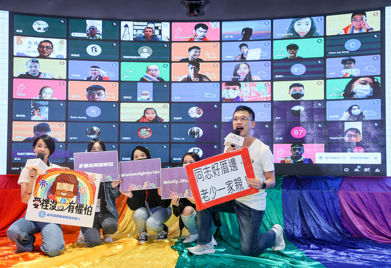 第19屆台灣同志遊行30日登場，今年受疫情影響，活動首度採線上為主、實體為輔進行，台灣彩虹公民行動協會成員在線上主舞台直播現場合影，歡迎大家運用社群力量，推廣性別平權理念。 (圖：中央社)