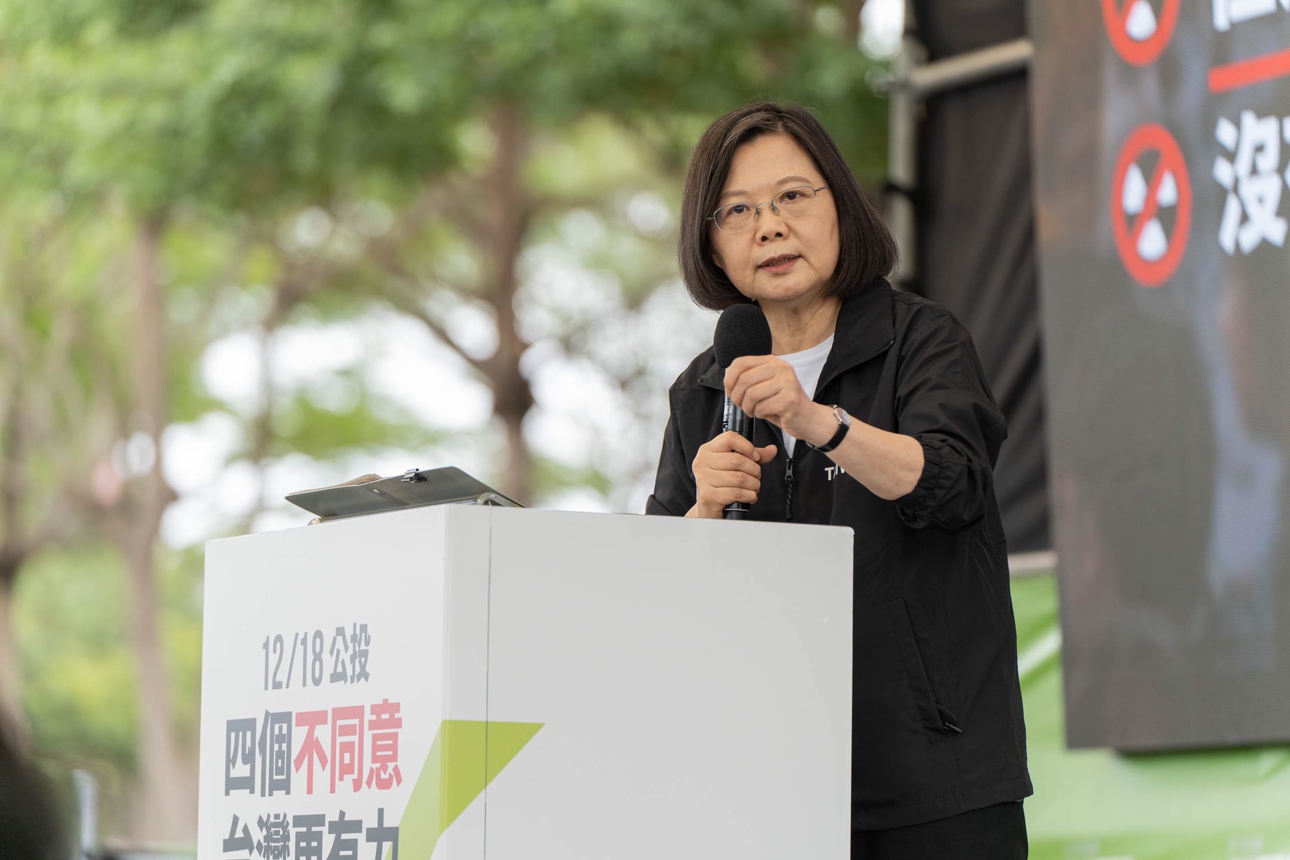 兼任民進黨主席的蔡英文總統(圖)與民進黨黨公職近期親上火線積極宣講，呼籲民眾對四大公投投下不同意。（圖：民進黨提供）