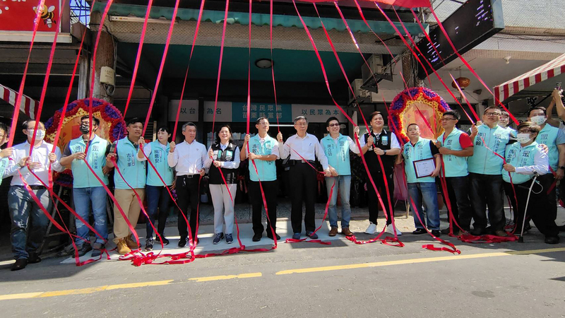 針對年底將登場的四大公投，台北市長柯文哲（左8）31日出席台灣民眾黨苗栗縣黨部開幕茶會時受訪表示，這次公投最大問題還是變成藍綠意識形態的對決，更重要的應該是討論。 (圖：中央社)