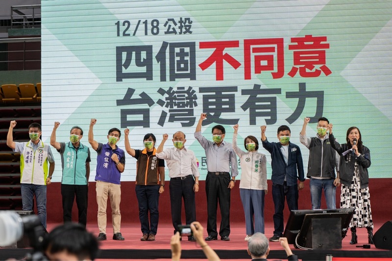 迎戰年底四大公投，民進黨舉辦全台政策說明座談會，設定「四個不同意，台灣真有力」的主軸。圖為行政院長蘇貞昌（左5）31日出席屏東場公投說明會。(民進黨提供／中央社)