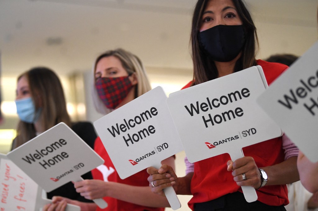 圖為澳洲航空 (Qantas)地勤人員1日在雪梨機場迎接來自洛杉磯的旅客。 (AFP)
