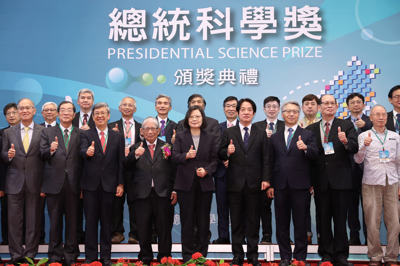 「2021年總統科學獎」頒獎典禮1日在總統府舉行，由總統蔡英文（前中）親自頒獎，表彰得獎人陳長謙（前左4）成就，與副總統賴清德（前右4）、中央研究院院長廖俊智（前右3）、前副總統陳建仁（前左3）等人合影。 (圖：中央社)