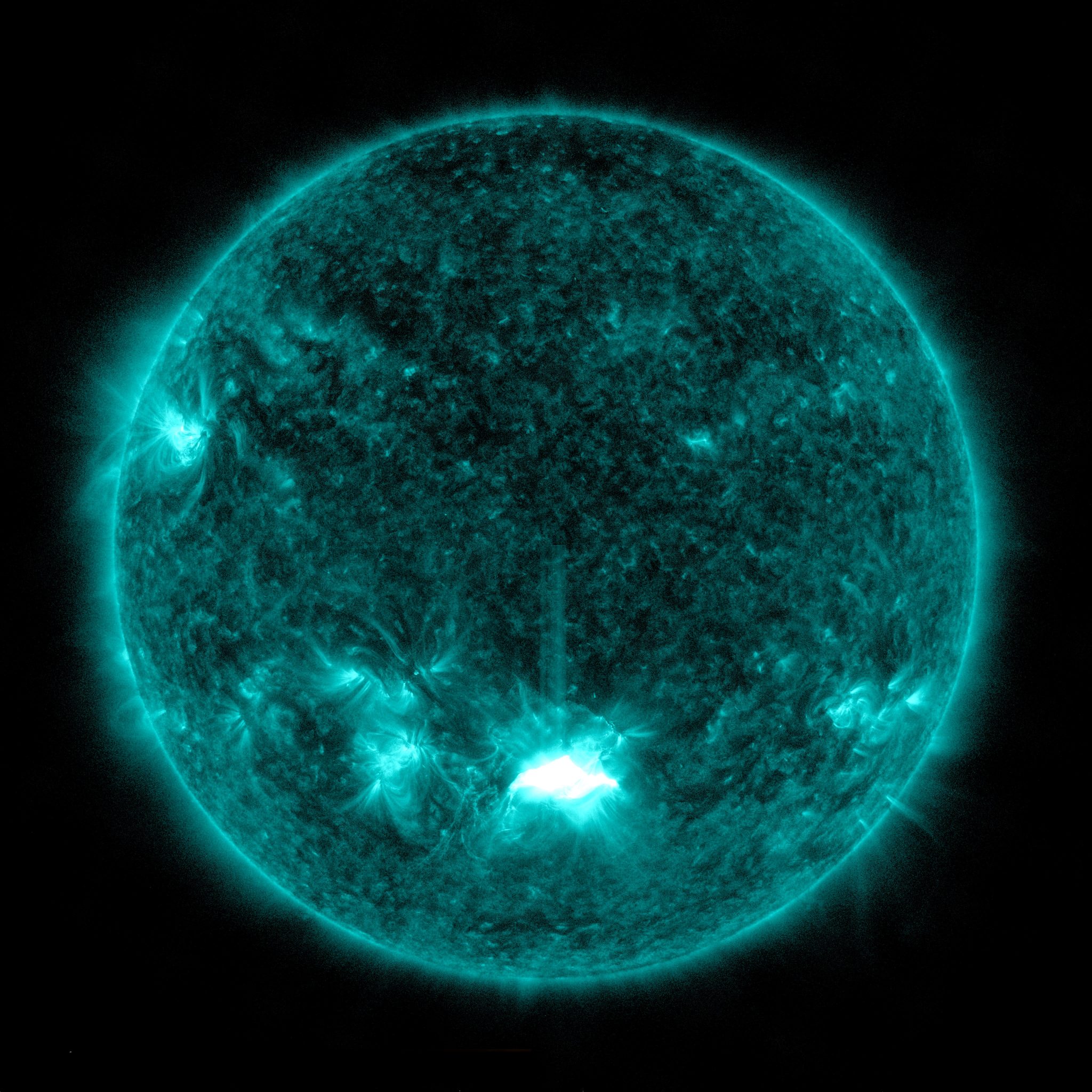 NASA公布「太陽閃焰」噴發的影像。圖：NASA/SDO