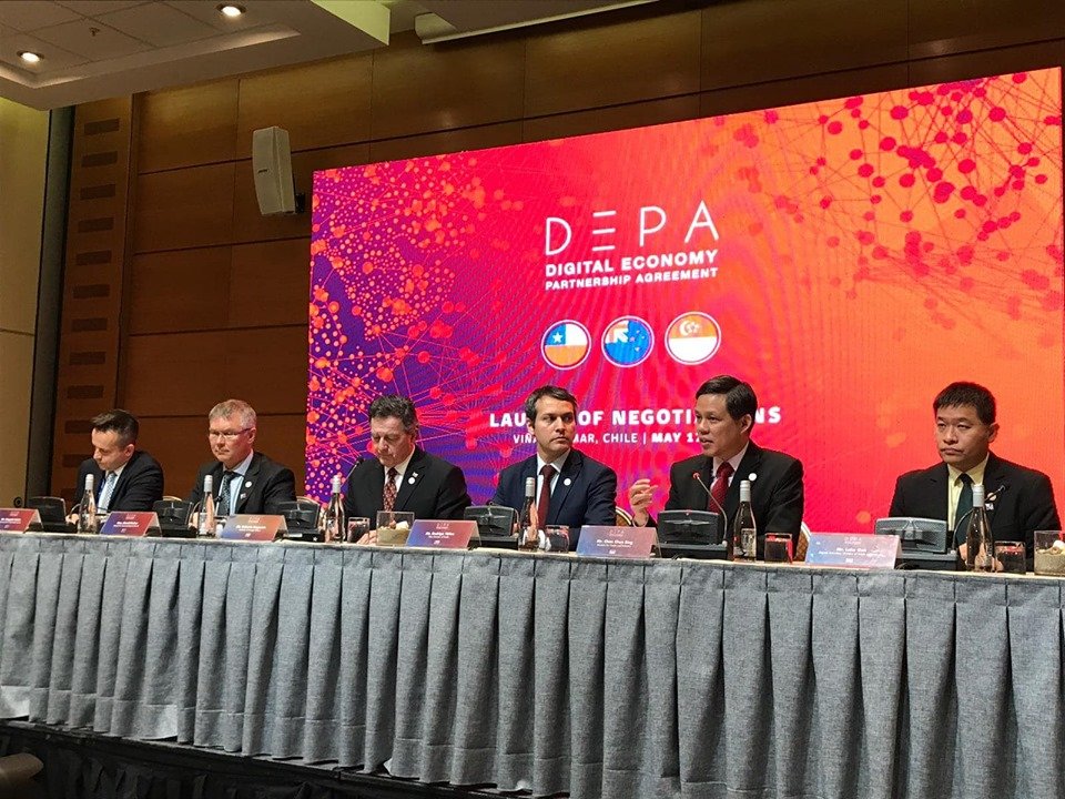 「數位經濟夥伴關係協定」（DEPA）是全球第一個關於數位經濟合作的國際協定。新加坡、紐西蘭和智利3國已於2020年6月完成簽署，南韓也於當年10月申請加入。(推特)