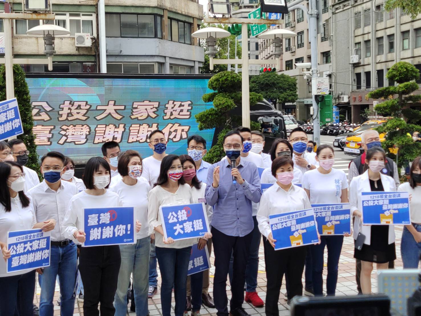 國民黨的公投全台宣講戰車1日上午從中央黨部前出發，直奔屏東，一路由南向北，到全台各地宣傳四大公投立場。(王韋婷攝)
