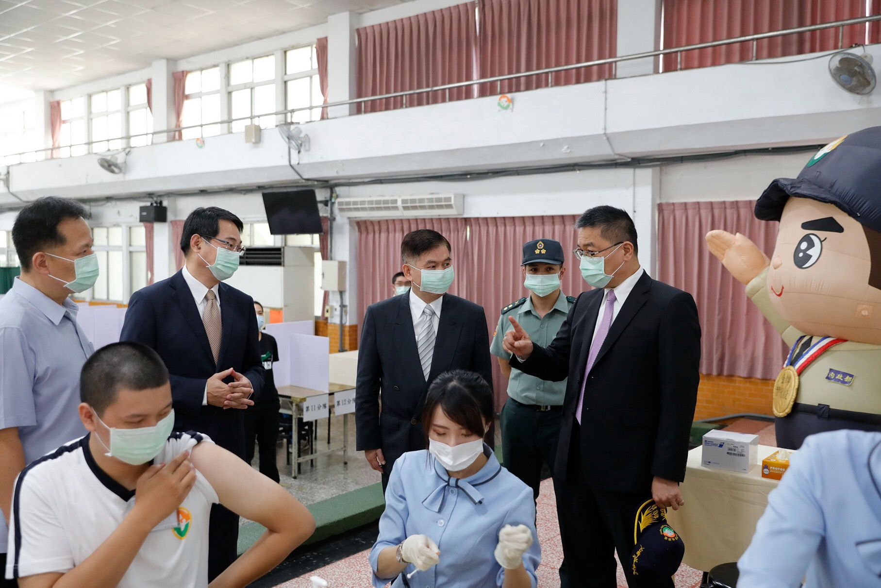 內政部長徐國勇1日主持替代役第226梯次基礎訓練結訓典禮，並視察役男施打疫苗狀況。(內政部提供)
