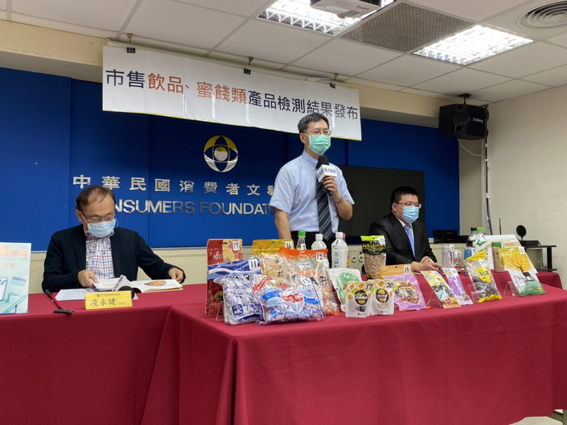 消基會近日針對市售飲品、蜜餞進行檢測，發現多數商品宣示無糖、低糖，但其實都有添加1到3種甜味劑，提醒消費者注意。 (圖：中央社)