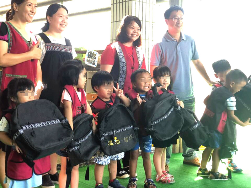 台東縣南迴線排灣族部落媽媽手工製作的排灣族傳統包，許多學校購買贈送給幼兒園新生當書包，可保固9年。（家長提供） (圖：中央社)