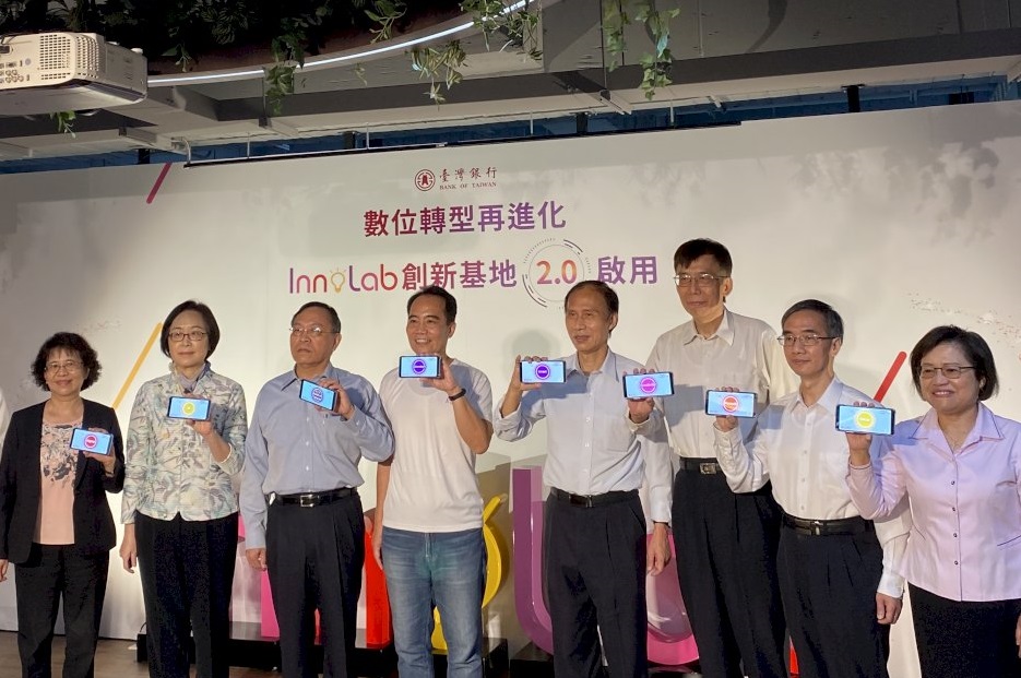 台銀董座呂桔誠2日帶領高階主管，脫去嚴肅的西裝外套，手拿智慧型手機投影，宣布台銀「創新基地2.0」正式啟用。(圖／陳林幸虹 攝)