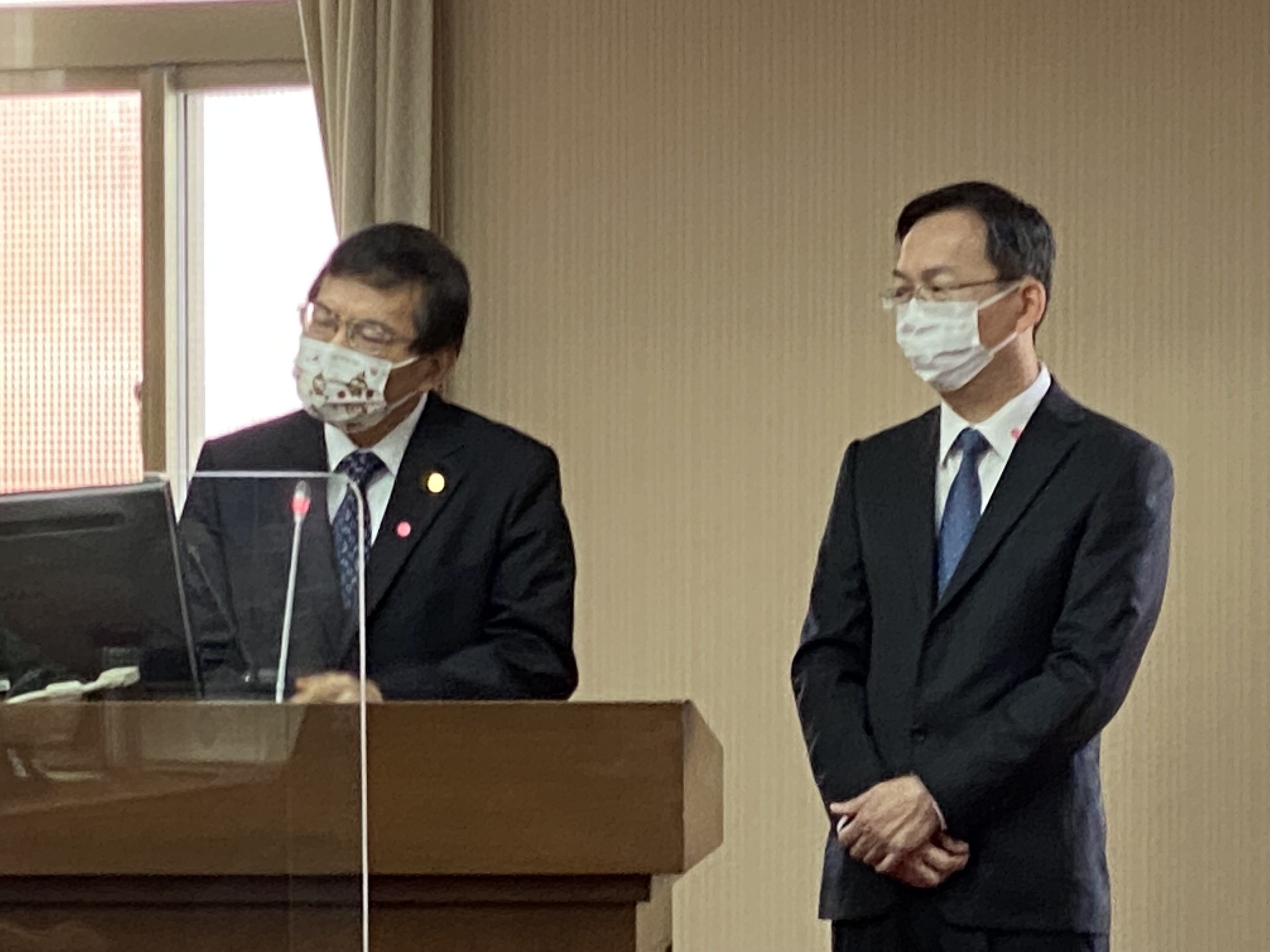 交通部長王國材(左)3日在立法院交通委員會和民航局長林國顯(左)答詢畫面。(吳琍君攝)