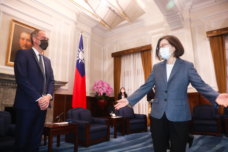 總統蔡英文（右）4日在總統府接見歐洲議會「外來勢力干預歐盟民主程序（含假訊息）」特別委員會（INGE）官方代表團，歡迎委員會主席格魯克斯曼（Raphael Glucksmann）（左）率團訪台。 (圖：中央社)
