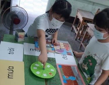 國教署發給新住民語老師教具包，以利教學成效。(教育部提供)