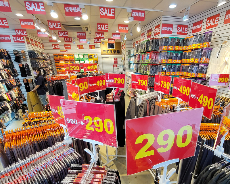 國發會表示，近期物價上漲為輸入性通膨，對國內經濟不至有負面影響。圖為市區商家一景。 (圖：中央社)