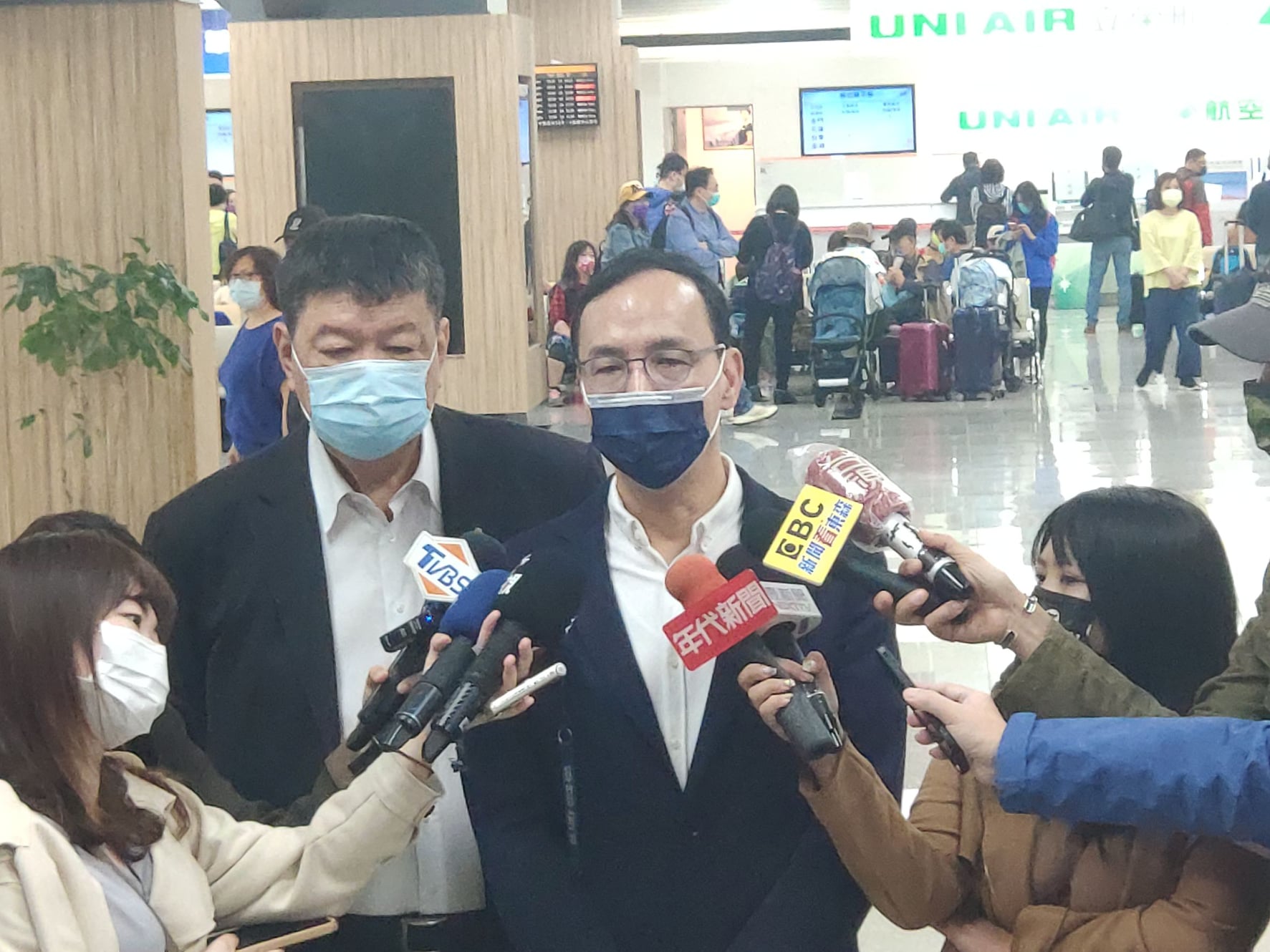 國民黨主席朱立倫6日一早搭機前往馬祖進行主委佈達以及公投宣講（圖：國民黨提供）
