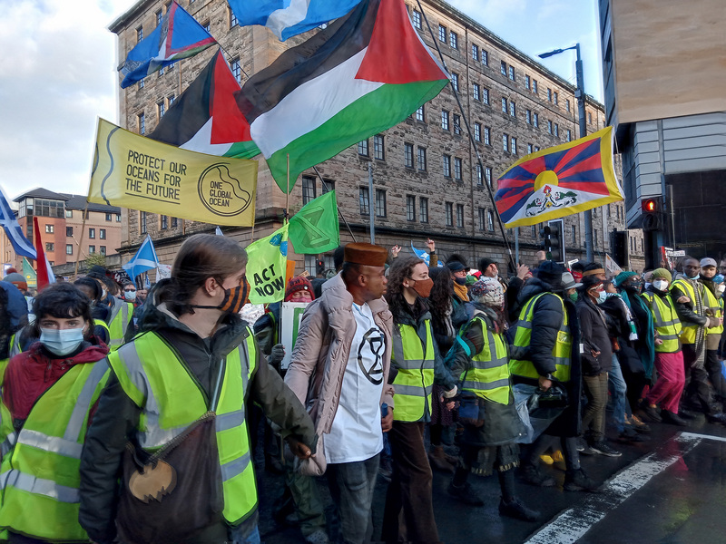 蘇格蘭格拉斯哥市6日有約10萬名各國人士上街，要求政治人物、跨國企業和富裕國家加快應對氣候變遷，並解決社會和經濟不平等。遊行過程大致平和，主辦單位動員義工維持秩序。 (圖：中央社)