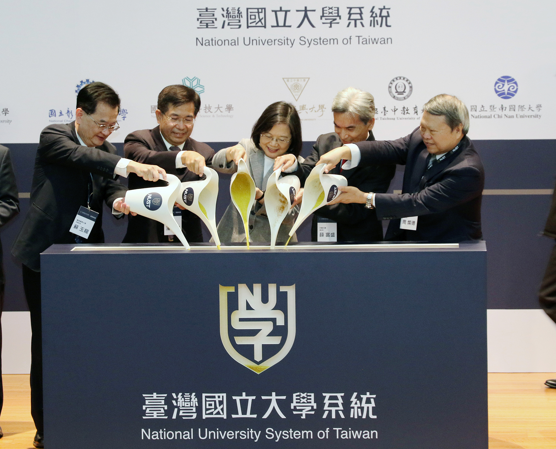 蔡英文總統(中)與教育部長潘文忠(左二)皆出席台灣國立大學系統啟動典禮。(中興大學提供)