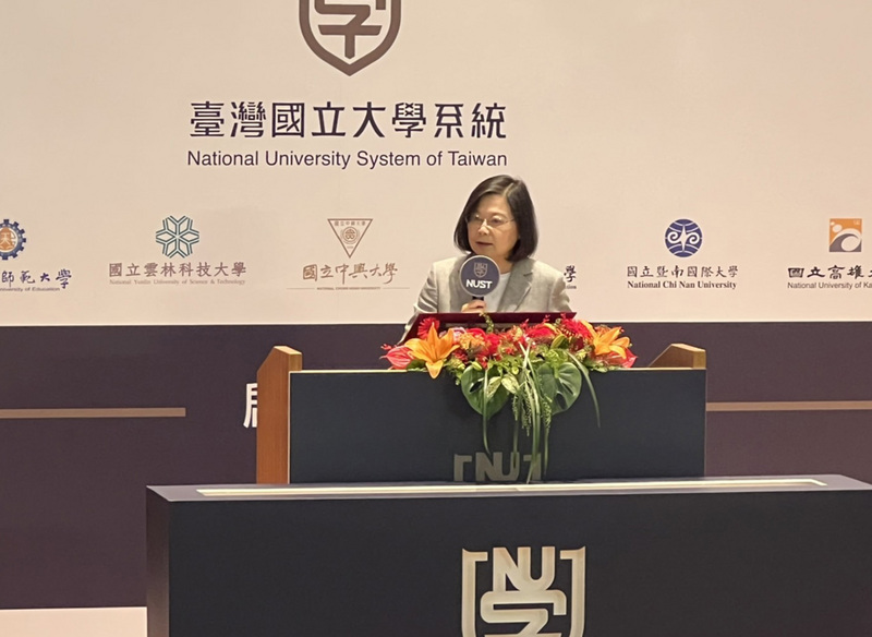 總統蔡英文（圖）8日上午出席「台灣國立大學系統」（NUST）啟動典禮時表示，這是台灣高等教育史上最大規模跨界跨域平台，開創台灣高教嶄新局面，豐富教育資源，發揮高教最大效益。(圖：中央社)