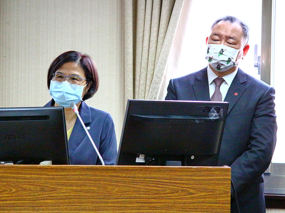 行政院經貿辦副總談判代表楊珍妮(左)8日表示，我國法規百分之百符合CPTPP條文，外交部次長俞大㵢(右)指出，中國較早申請加入不影響我方進度 (央廣記者王照坤 攝)