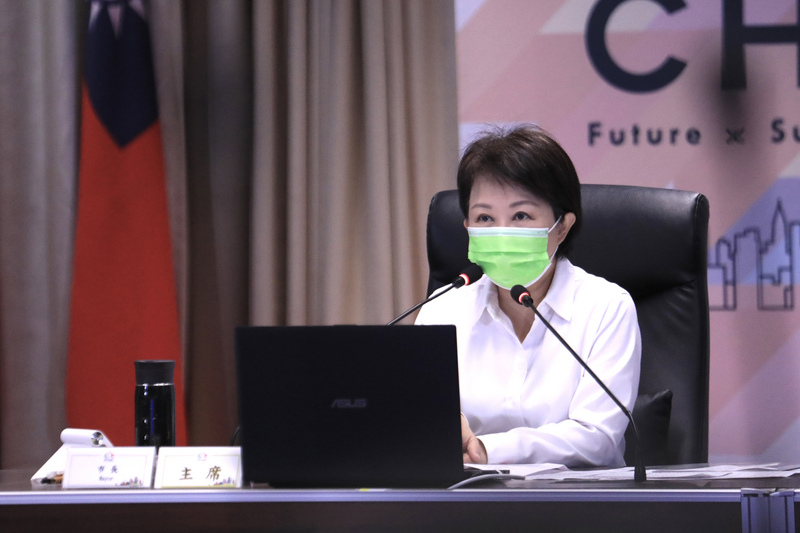 台中市長盧秀燕9日在市政會議中表示，中央配發COVID-19疫苗持續到貨中，雖然有的是即期品，只要疫苗安全有效，來多少打多少。 (圖：中央社)
