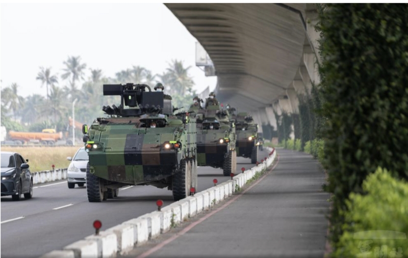 軍事新聞通訊社9日報導，機步333旅配合想定，透過實兵實裝的方式，由營區機動前往目標區，待命實施反擊作戰及狀況應變處置，同時驗證機動期間戰力保存作為。（軍聞社提供） (圖：中央社)