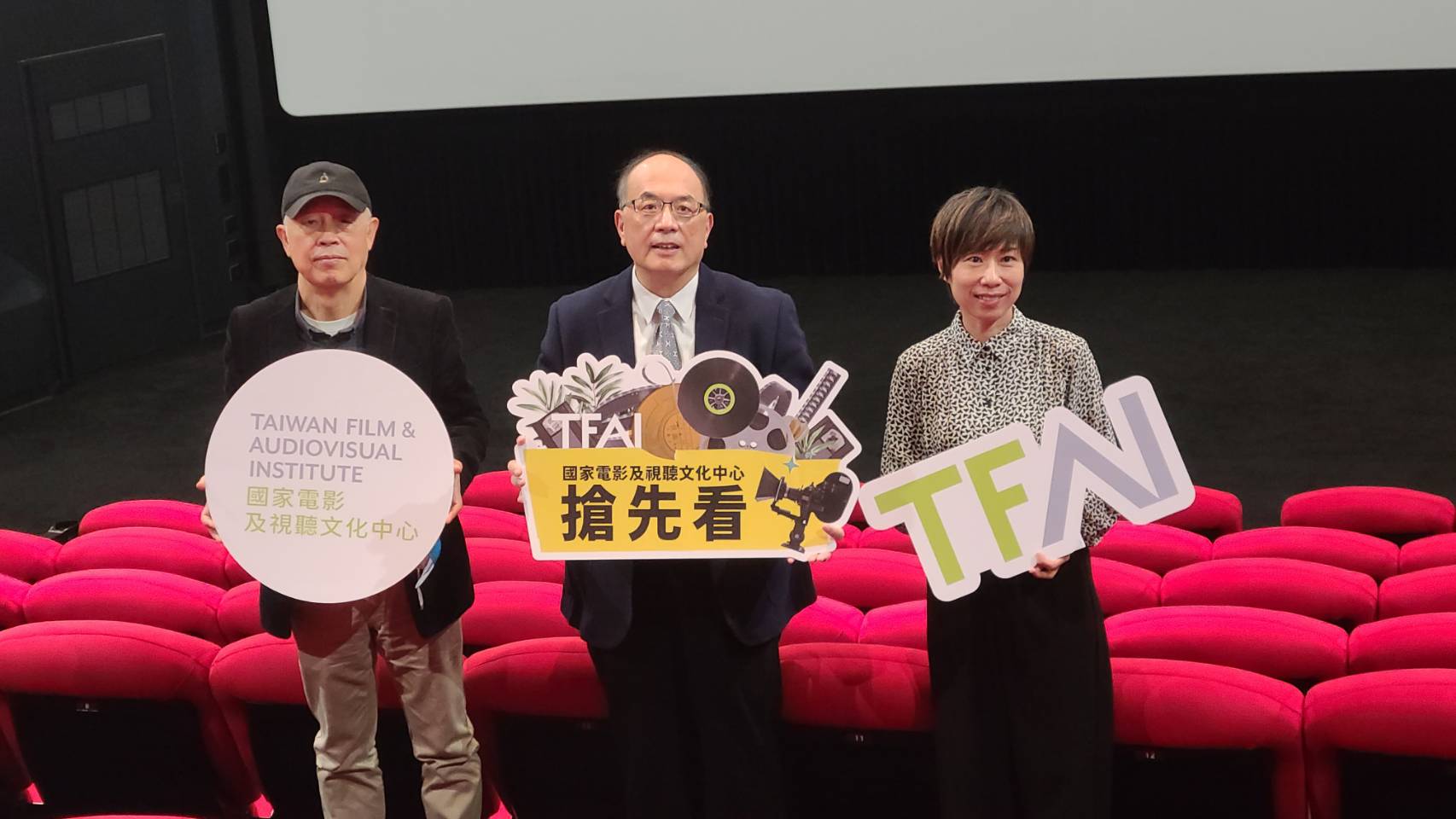 國家影視聽中心高規格影廳設配曝光，金馬音效大師杜篤之(左)站台力薦。中為國家影視聽中心董事長藍祖蔚，右為執行長王君琦。(江昭倫攝)
