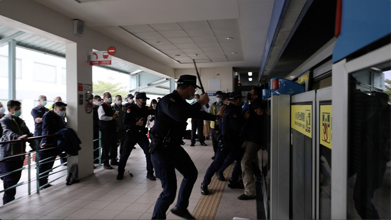 有鑒於日本電車隨機殺人事件，台北市警察局10日偕台北捷運公司進行「捷運車廂突發狀況應變處置情境模擬演練」（台北市警察局捷運警察隊提供）